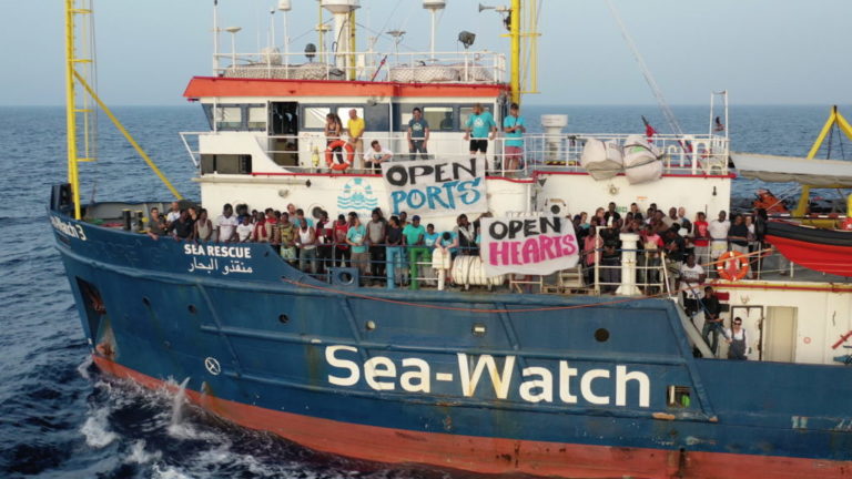 Ακινητοποίηση του διασωστικού πλοίου Sea-Watch 3 από τις αρχές της Ιταλίας διότι έσωσε υπεράριθμους