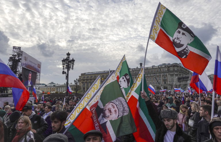Μαζικές διαδηλώσεις στη Ρωσία υπέρ των δημοψηφισμάτων σε τέσσερις περιοχές της Ουκρανίας