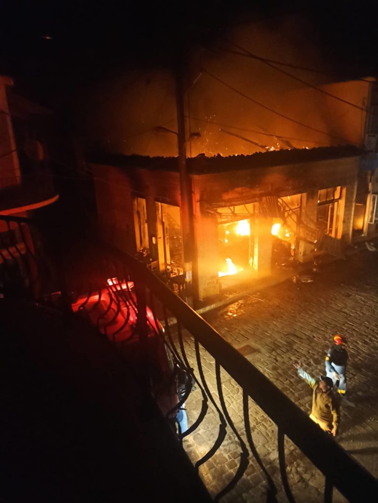 Τραγωδία στη Λέσβο: Έκαψε το σπίτι του αδερφού του και έπεσε με αγροτικό στο κατάστημά του (video)