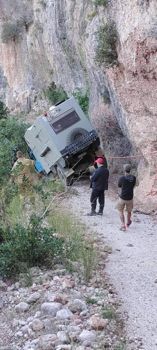Αχαΐα: Τουρίστες σώθηκαν από “θαύμα” στη Μακελλαριά – Το GPS τους οδήγησε σε αδιάβατο δρόμο