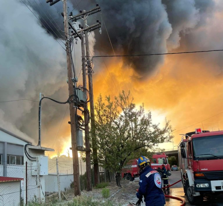 Καίγεται εργοστάσιο στη βιομηχανική περιοχή του Βόλου (video)