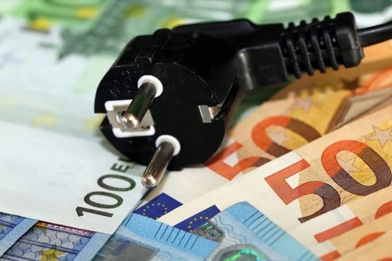 ΓΣΕΕ: Σχεδόν δύο μισθούς πληρώνουν οι Έλληνες το χρόνο για ηλεκτρικό ρεύμα