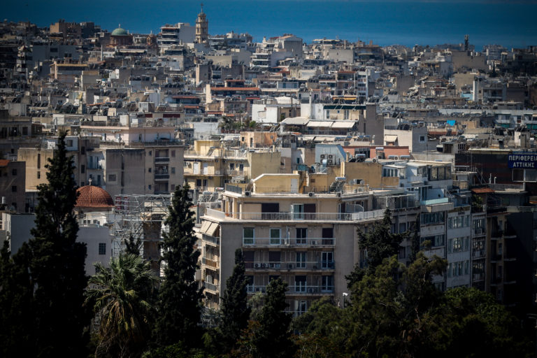 Κόστος στέγασης: «Πρωταθλητές Ευρώπης» οι Έλληνες – 4 στους 10 με καθυστερήσεις σε στεγαστικά δάνεια, ενοίκια, λογαριασμούς (συγκριτικοί πίνακες)