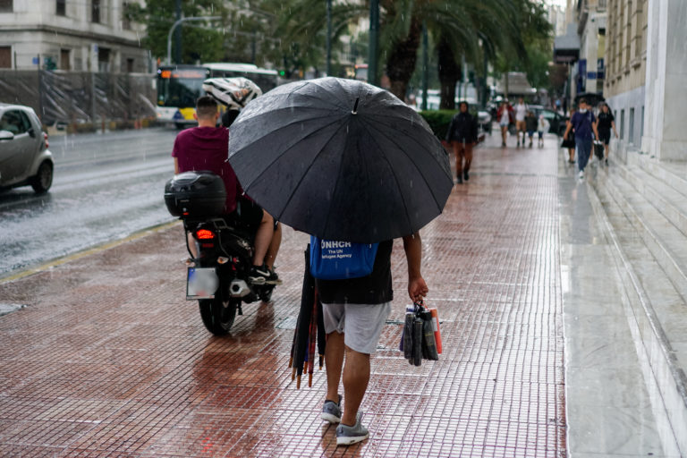 Έκτακτο δελτίο επιδείνωσης καιρού: Ισχυρές βροχές και κεραυνοί από σήμερα το βράδυ – Πού θα «χτυπήσουν»