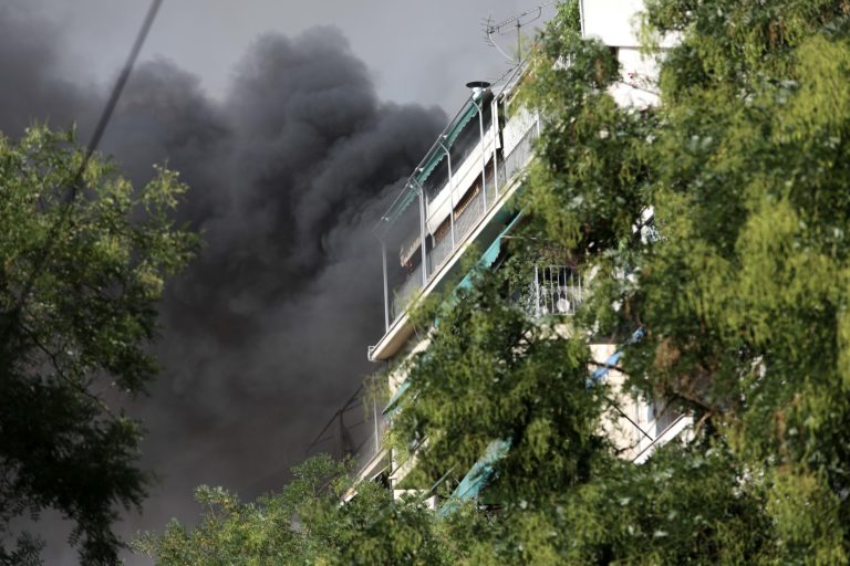 Υπό μερικό έλεγχο η πυρκαγιά μετά από την έκρηξη σε κατάστημα στο κέντρο της Αθήνας – Στο ΚΑΤ ο σοβαρά εγκαυματίας (video)