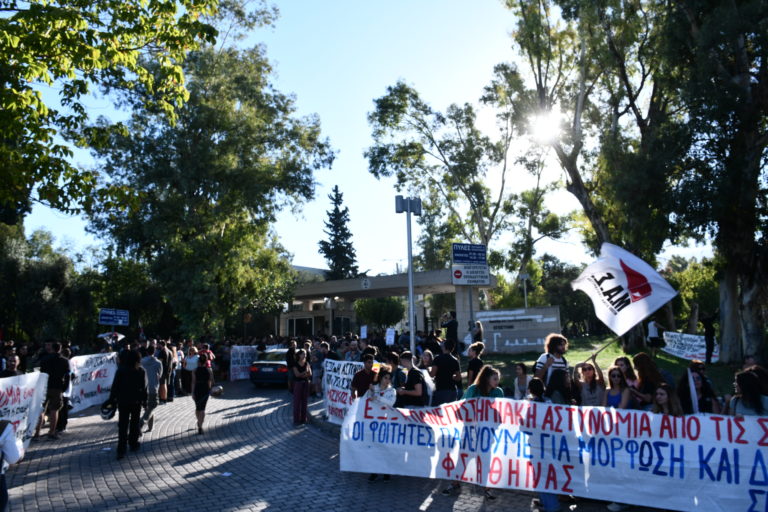 Φοιτητές κατά Πανεπιστημιακής Αστυνομίας: Αντιδρούν στην παρουσία της στους χώρους των ΑΕΙ – Δηλώσεις βουλευτών (video)