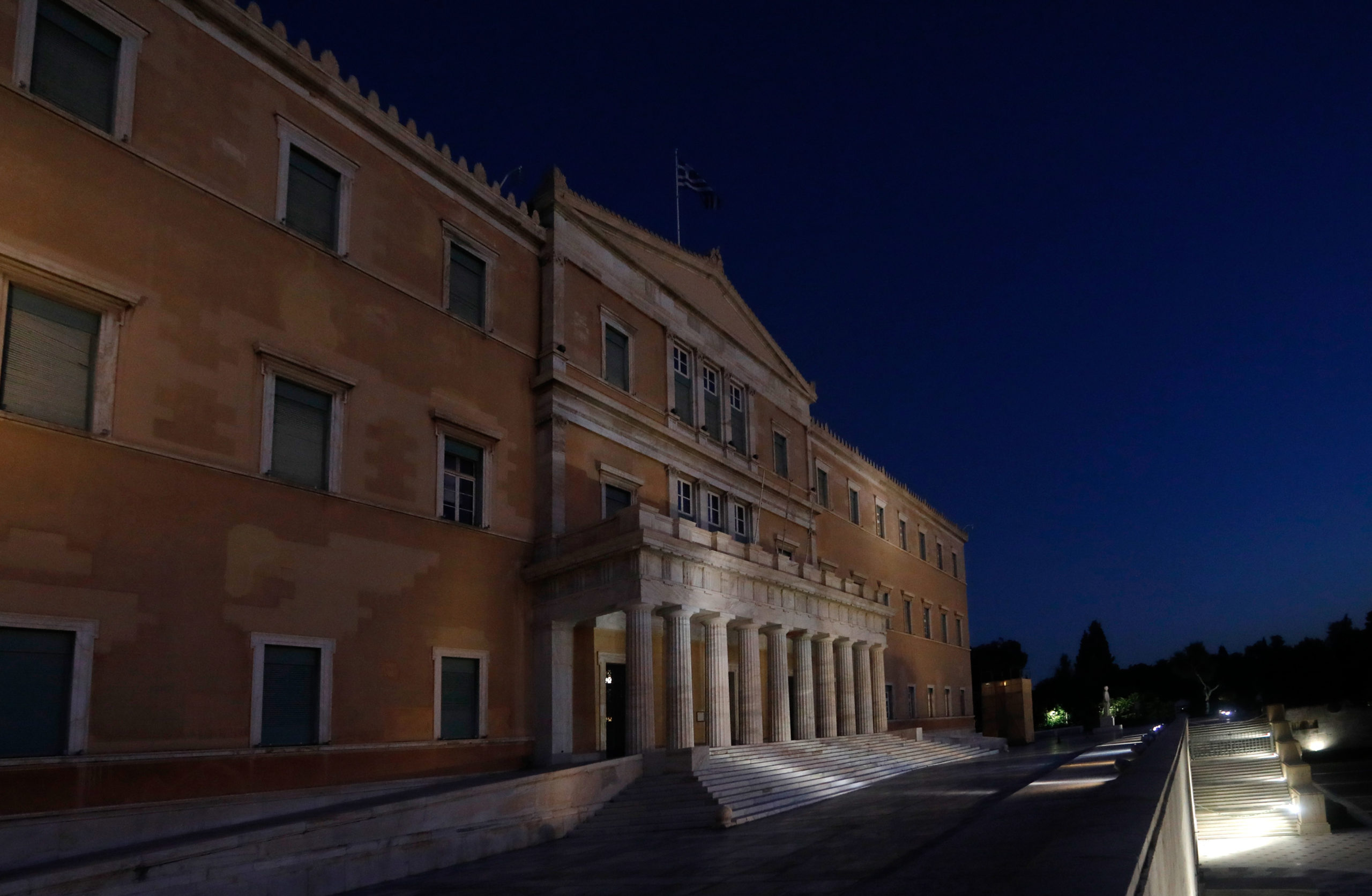 «Σβήνει» τα φώτα η Βουλή – Συμμετέχει στην εθνική προσπάθεια εξοικονόμησης ενέργειας