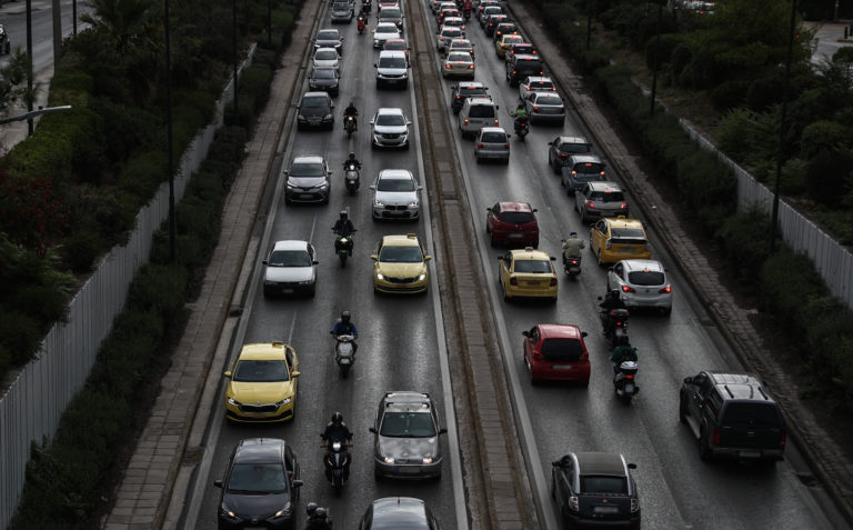 Επί ποδός η Τροχαία για το κυκλοφοριακό κομφούζιο – Τα δυσκολότερα σημεία στην Αττική (video)