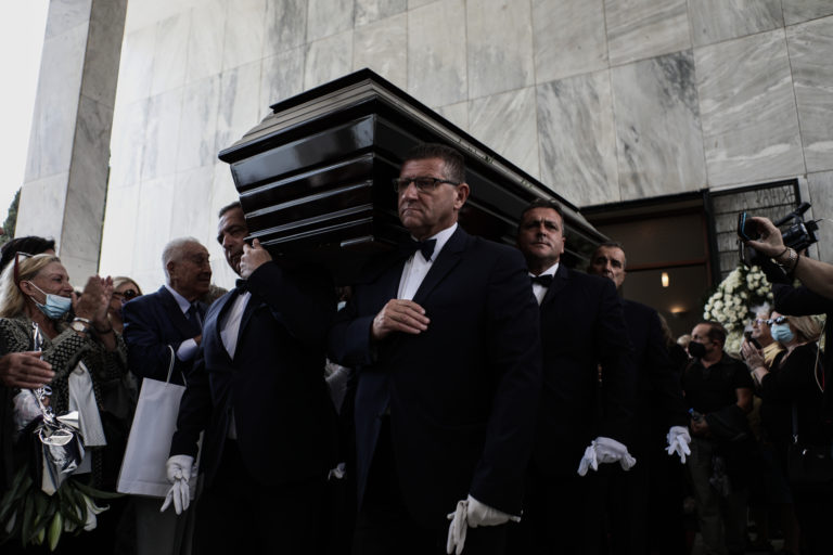 Θλίψη και συγκίνηση στην κηδεία της Μάρθας Καραγιάννη