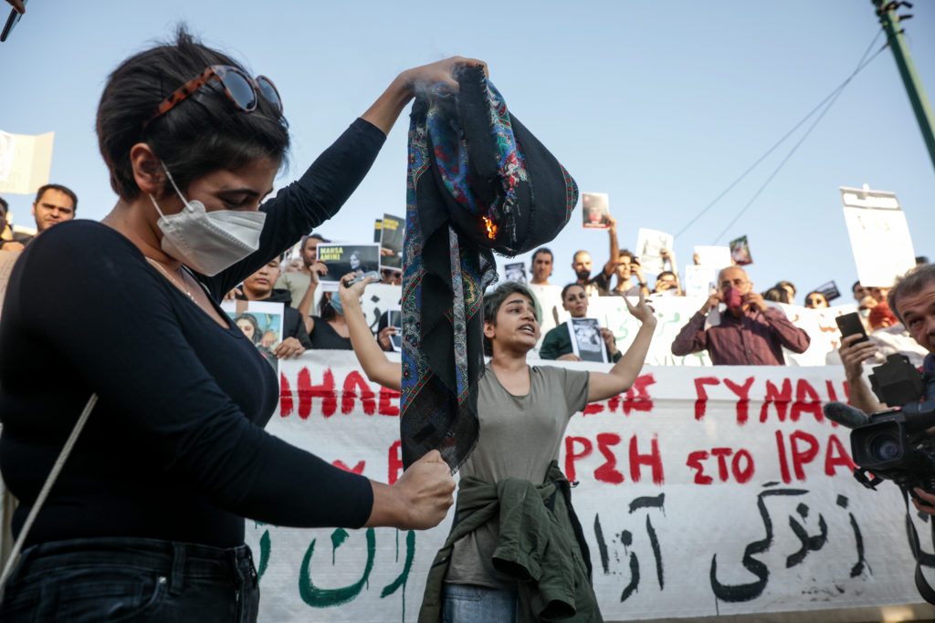 Συγκέντρωση για την Μαχσά Αμινί στο Σύνταγμα: Γυναίκες διαμαρτύρονται κόβοντας τα μαλλιά τους και καίγοντας χιτζάμπ