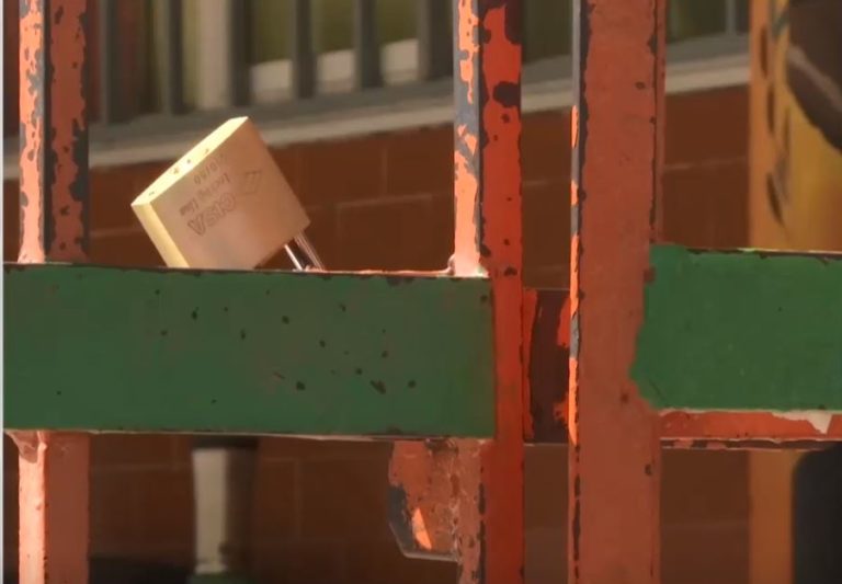 Έσπασε το λουκέτο στο 9ο Δημοτικό Σχολείο Αιγάλεω – Σε αναγκαστική απαλλοτρίωση προχωρά ο Δήμος (video)