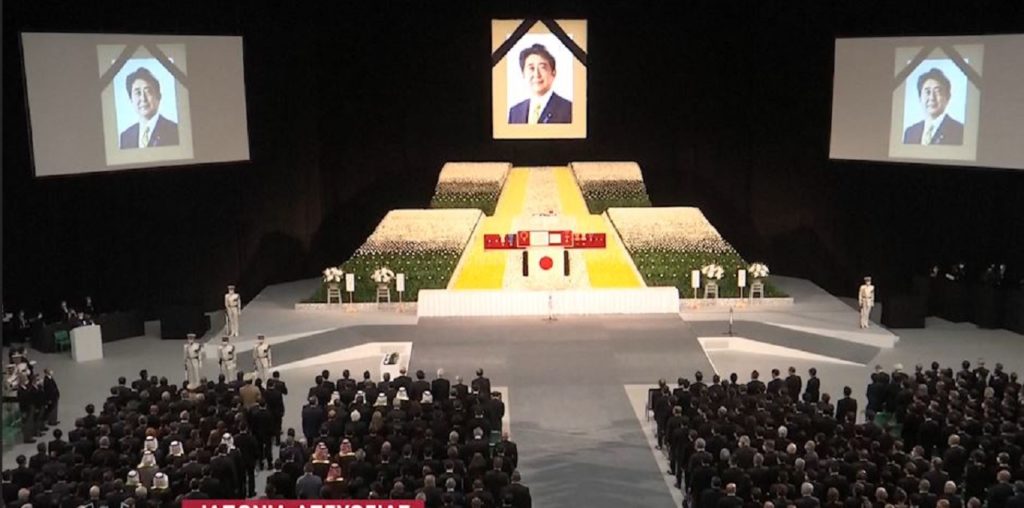 Ιαπωνία: Σήμερα η κρατική κηδεία του Σ. Άμπε εν μέσω αμφισβητήσεων -Χιλιάδες αποχαιρετούν τον δολοφονημένο πρώην πρωθυπουργό