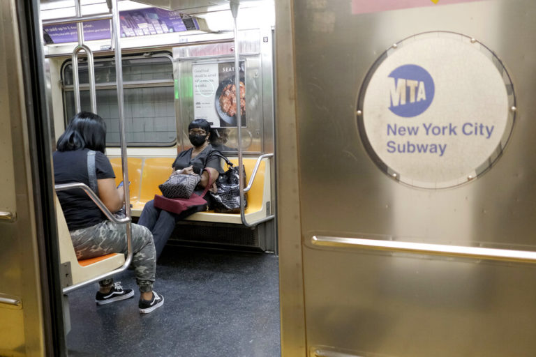 Νέα Υόρκη: Τέλος η μάσκα σε μετρό, λεωφορεία και άλλα ΜΜΜ