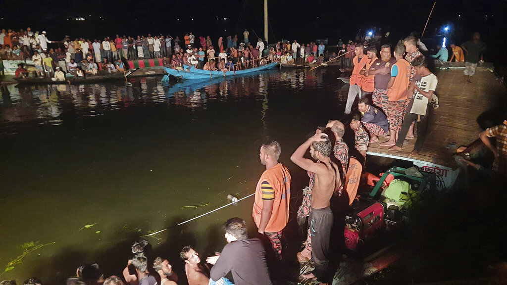 Μπαγκλαντές: Τουλάχιστον 51 οι νεκροί από το ναυάγιο σε ποταμό