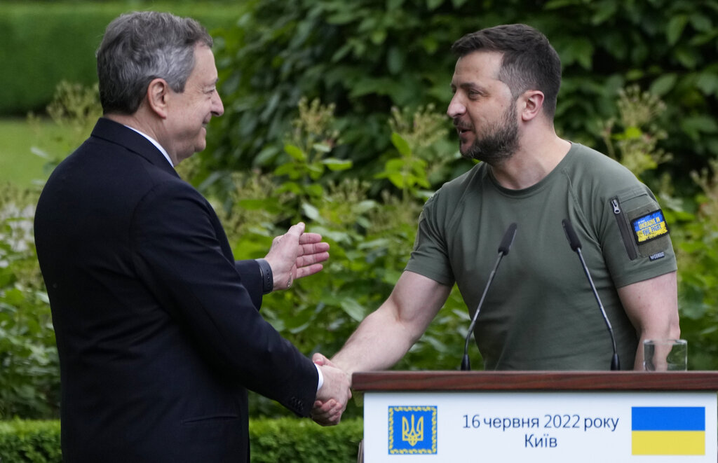 Τηλεφωνική συνομιλία Ντράγκι – Ζελένσκι: Βράβευση του Ιταλού Πρωθυπουργού με την ύψιστη τιμή της Ουκρανίας