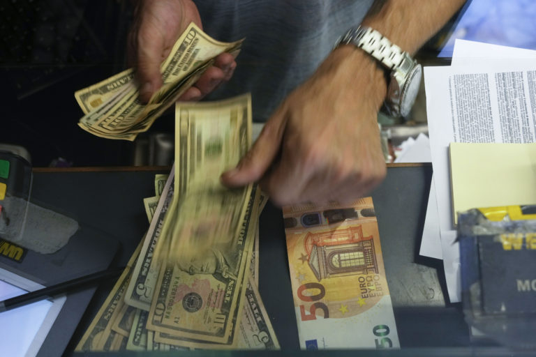 Ισοτιμία ευρώ: Υποχωρεί σε χαμηλό 20ετίας έναντι του δολαρίου