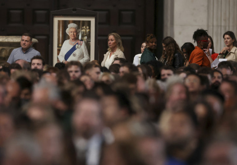 Θρήνος στη Βρετανία για τον θάνατο της Ελισάβετ – Το πρώτο μήνυμα του Καρόλου Γ’