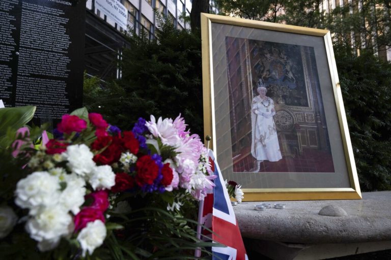 Η Σκωτία «αποχαιρετά» τη βασίλισσα Ελισάβετ – Η σορός θα μεταφερθεί στο Λονδίνο την Τετάρτη