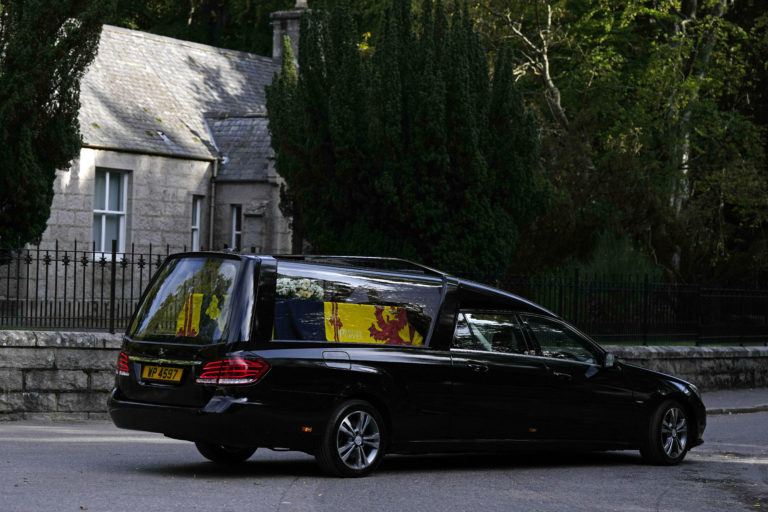 Θάνατος Ελισάβετ: Το τελευταίο ταξίδι της βασίλισσας – Χιλιάδες αποχαιρετούν τη νεκρική πομπή καθ’ οδόν για το Εδιμβούργο