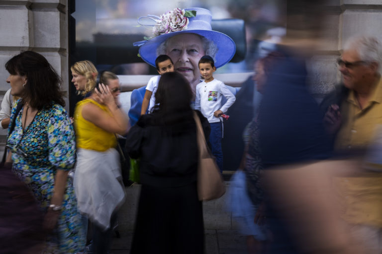 “Infobesity”: Πώς η κάλυψη του θανάτου της βασίλισσας της Αγγλίας θα μπορούσε να πυροδοτήσει «ειδησεογραφική κόπωση»