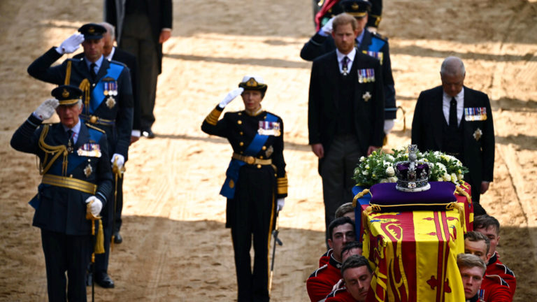 Το Λονδίνο αποχαιρετά την βασίλισσα Ελισάβετ – Κοσμοσυρροή για το ύστατο «χαίρε»