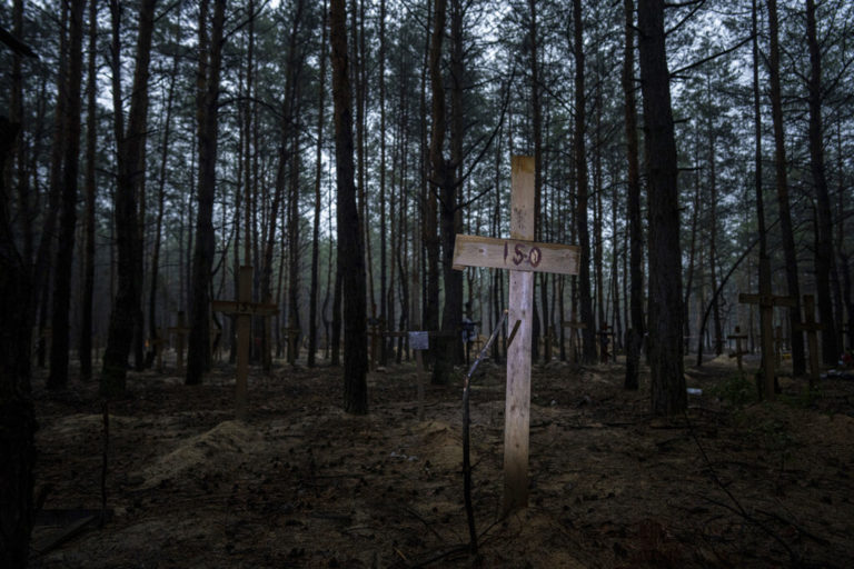 Ανακαλύφθηκε ομαδικός τάφος στην πόλη Ιζιούμ – Ζελένσκι: Θέλουμε ο κόσμος να μάθει τι έχει προκαλέσει η ρωσική κατοχή