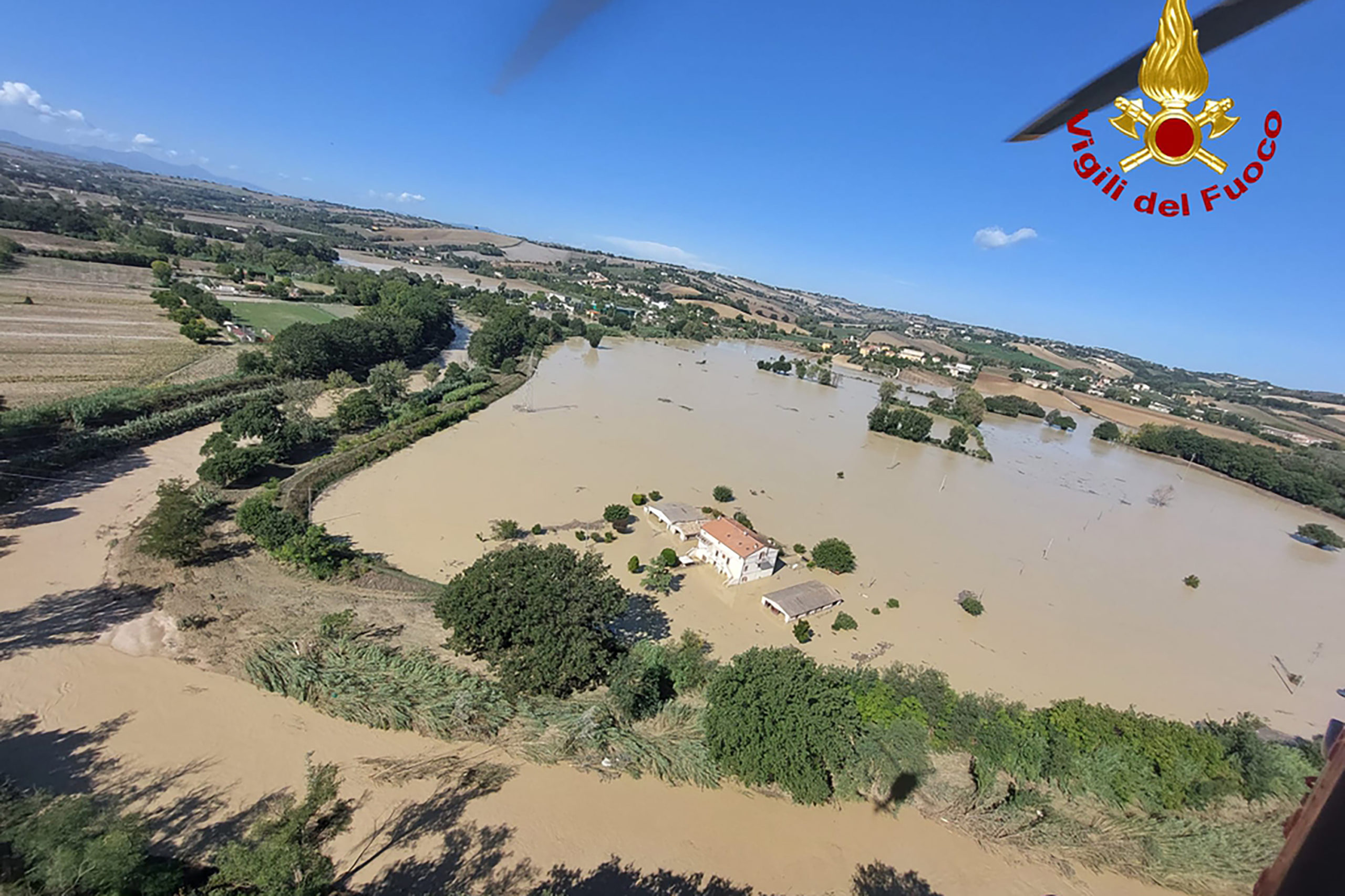 Ιταλία: Τις πληγές τους από τις καταστροφικές πλημμύρες μετρούν οι κάτοικοι στην περιφέρεια Μάρκε