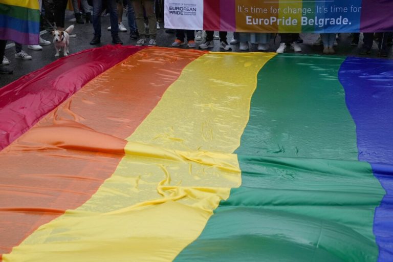 Σερβία: Πραγματοποιήθηκε η πορεία υπερηφάνειας του «EuroPride 2022» με μικροεπεισόδια και δεκάδες προσαγωγές