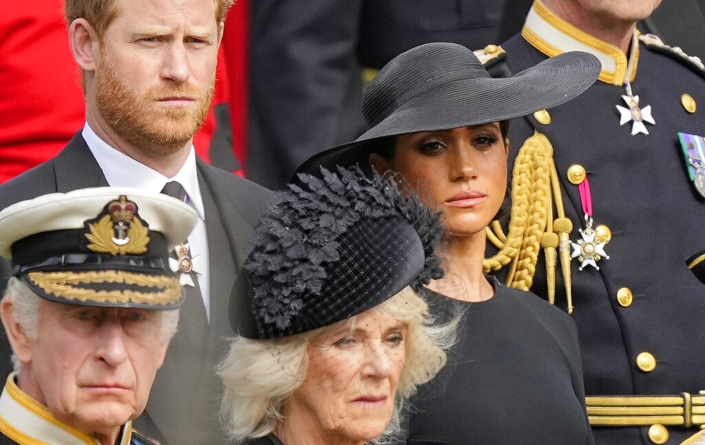 Κηδεία Ελισάβετ: Τα δάκρυα της Μέγκαν, το πόνι της βασίλισσας και τα θλιμμένα κόργκι (εικόνες)