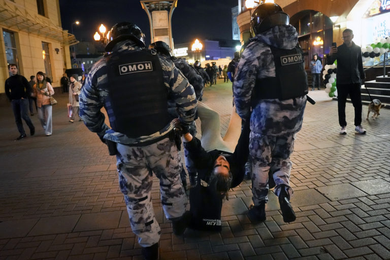 Πάνω από 1.000 συλλήψεις σε διαδηλώσεις κατά της επιστράτευσης που ανακοίνωσε ο Πούτιν