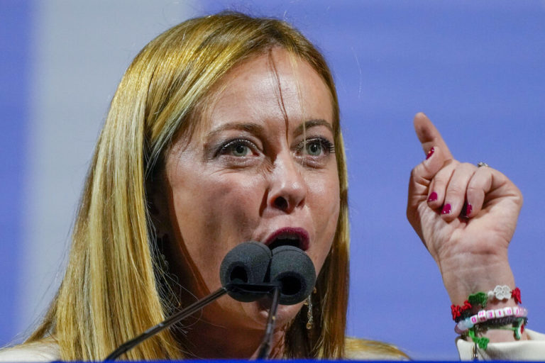 Ιταλία: Η κυβέρνηση Μελόνι ετοιμάζεται να απαγορεύσει την είσοδο στα ιταλικά χωρικά ύδατα σε δυο πλοία ΜΚΟ που διέσωσαν μετανάστες
