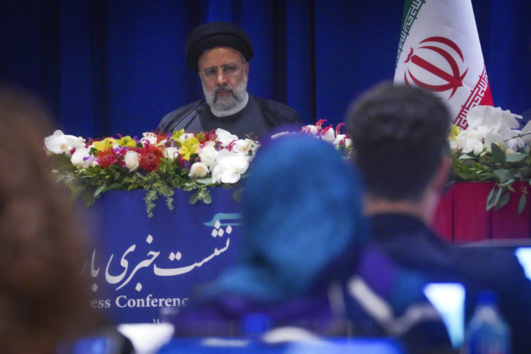 Ιράν: Ο πρόεδρος Ραϊσί αμφισβητεί την αξία ανανέωσης της συμφωνίας του 2015 για τα πυρηνικά
