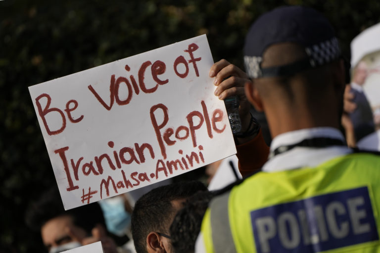 Λονδίνο: Διαδηλώσεις για τον θάνατο της Μαχσά Αμινί και συμπλοκές με αστυνομικούς (video)