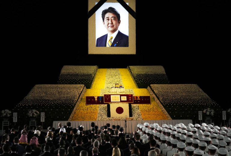 Ιαπωνία: Τελευταίο αντίο στον δολοφονημένο πρώην πρωθυπουργό Σίνζο Άμπε – Τιμές αλλά και διαμαρτυρίες