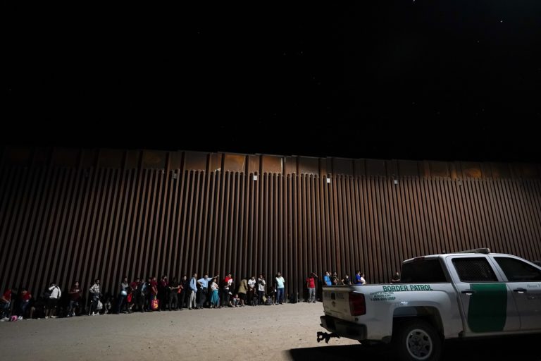 ΗΠΑ: Διακινητές μεταναστών στα σύνορα με το Μεξικό στρίμωχναν το «εμπόρευμα» σε βαλίτσες, κιβώτια και άδειες υδροφόρες