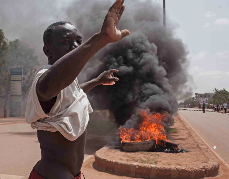 Μπουρκίνα Φάσο: Πάνω από έντεκα νεκροί στρατιώτες και 50 αγνοούμενοι από επίθεση σε πομπή ανεφοδιασμού