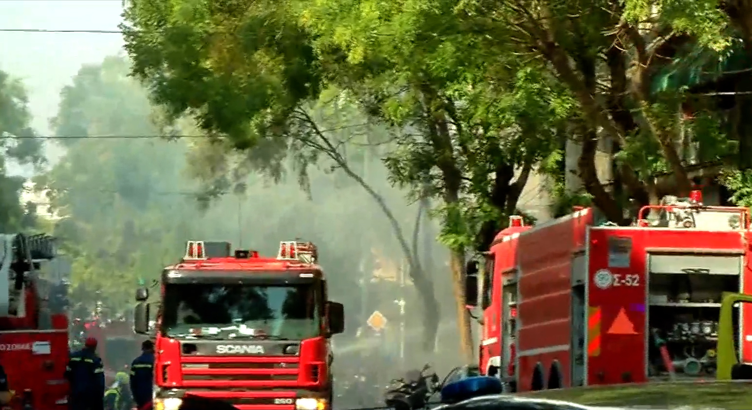 Έκρηξη σε κατάστημα στη συμβολή των οδών Αχαρνών και Ρόδου στο κέντρο της Αθήνας (video)