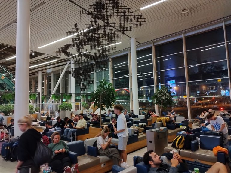 Στην «κόλαση» του αεροδρομίου Σίπχολ – Παραιτήθηκε ο διευθυντής αφού λόγω καθυστερήσεων ο κόσμος έχανε τις πτήσεις του