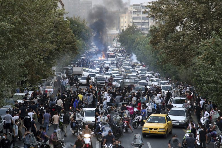 Γερμανία: Νέες κυρώσεις στο Ιράν ζήτησε η Α.Μπέρμποκ για την αιματηρή καταστολή των διαδηλώσεων