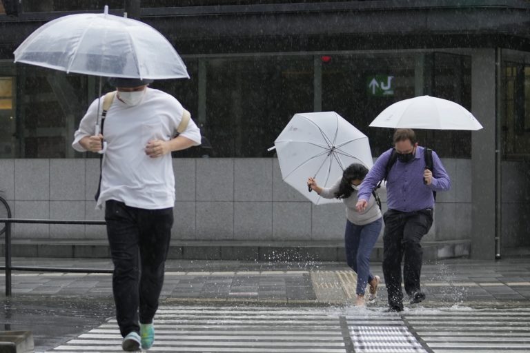 Ιαπωνία: Τέσσερις νεκροί και 114 τραυματίες από το πέρασμα του τυφώνα Νανμαντόλ