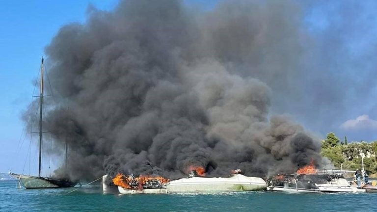Κέρκυρα: Στις φλόγες ιστιοπλοϊκά σκάφη στη μαρίνα των Γουβιών – Κάηκαν τέσσερα