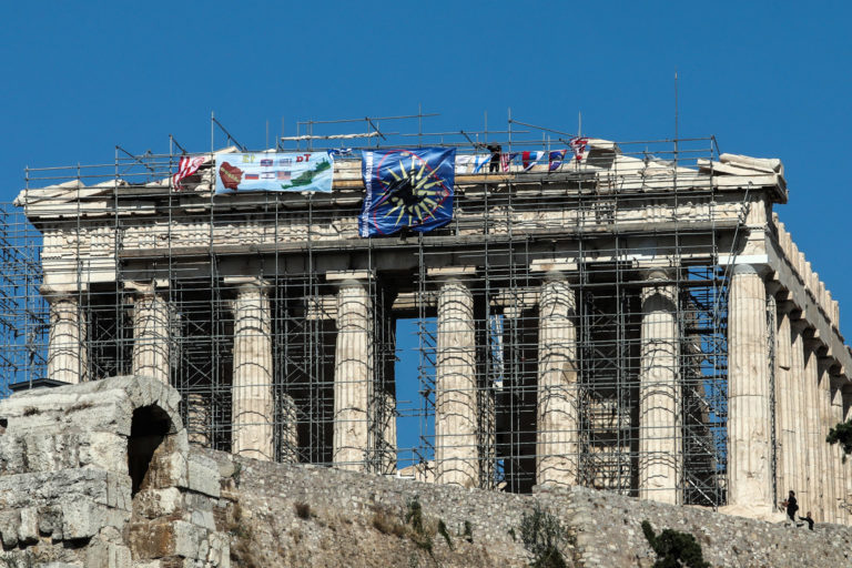 Κατέβηκε ο άνδρας που σκαρφάλωσε στον Παρθενώνα και κρέμασε σημαίες