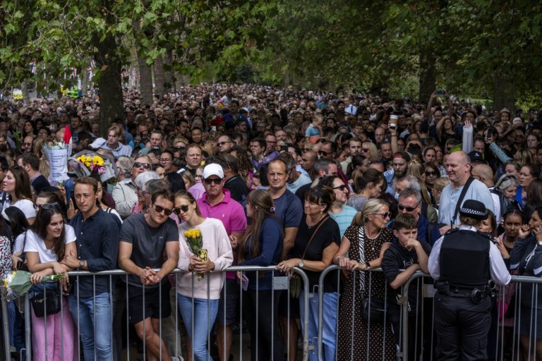 Η.Β: Σιωπηλός αποχαιρετισμός χιλιάδων Βρετανών στην βασίλισσα τους Ελισάβετ (video)