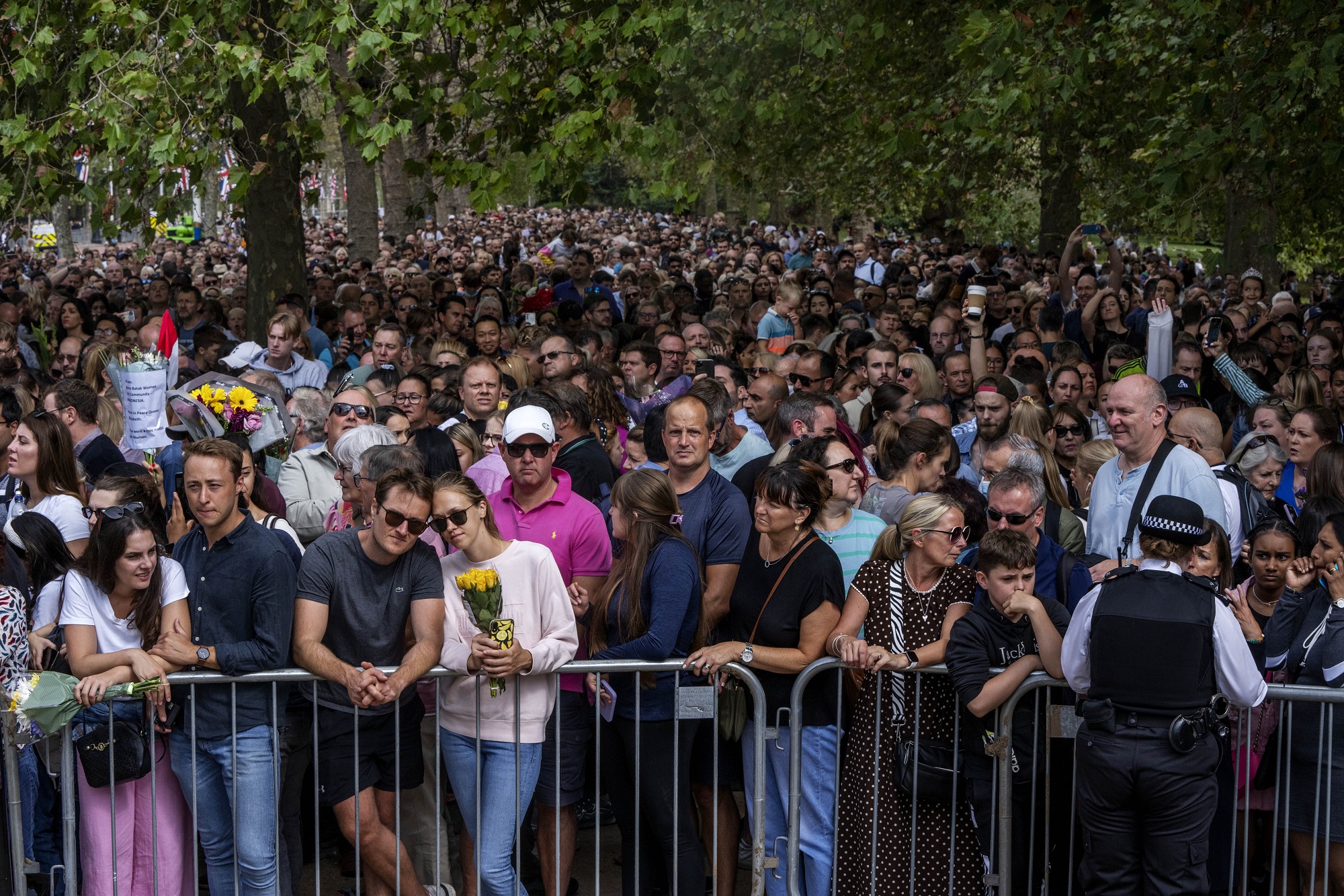 Η.Β: Σιωπηλός αποχαιρετισμός χιλιάδων Βρετανών στην βασίλισσα τους Ελισάβετ