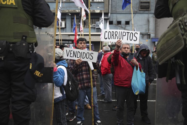 Περού: Νέο πολιτικό σκάνδαλο οδηγεί τη σχεδόν δύο μηνών πρόεδρο του Κογκρέσου σε παύση