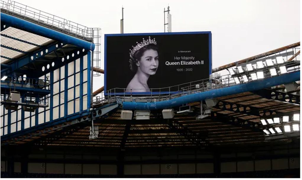 Η Πρέμιερ Λιγκ αποτίει φόρο τιμής στη βασίλισσα με ενός λεπτού σιγή, ανάκρουση εθνικού ύμνου και χειροκρότημα στο 70΄ κάθε αγώνα