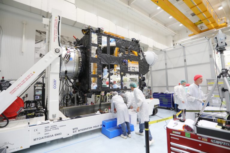 Η ΕΡΤ στο χώρο κατασκευής του νέου ευρωπαϊκού μετεωρολογικού δορυφόρου Μeteosat – Αποκλειστικές εικόνες