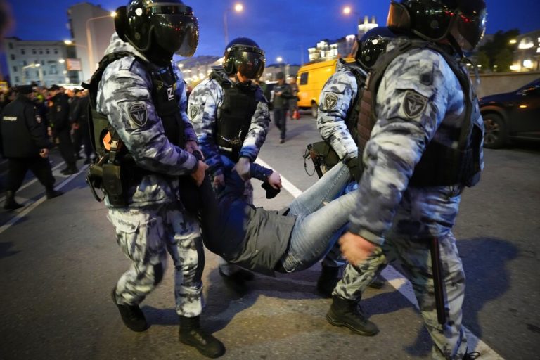 Επιστράτευση στη Ρωσία: Πολίτες καταγγέλουν «επιδρομές» της αστυνομίας σε Μόσχα και Αγία Πετρούπολη (video)