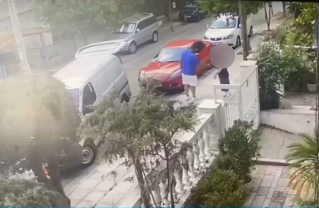 Μαρτυρία 78χρονης στην ΕΡΤ για απάτη – Πέταξε 5.000 ευρώ από το μπαλκόνι στους επιτήδειους (video)
