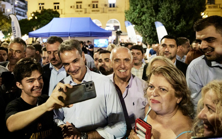 Βόλτα στην πλατεία Αριστοτέλους έκανε ο πρωθυπουργός Κυριάκος Μητσοτάκης